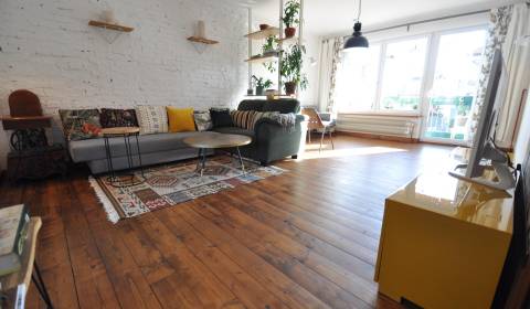 Jedinečný a priestranný 3-izbový byt s tehlovou atmosférou 97 m² 