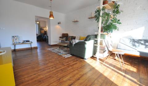 Jedinečný a priestranný 3-izbový byt s tehlovou atmosférou 97 m² 