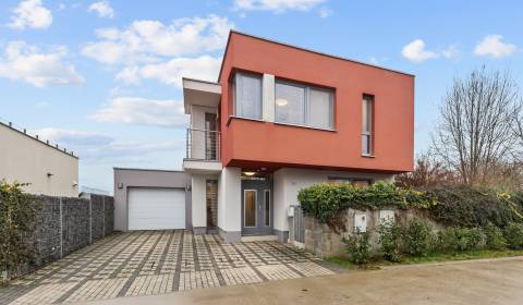 MODERNÝ 5 IZB.ROD.DOM S KRÁSNYM POZEMKOM - RÉVOVÁ, IVANKA PRI DUNAJI