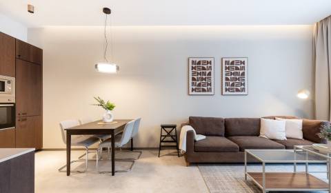 PRENÁJOM luxusný 2 izbový byt, garáž, klimatizácia Nitra-centrum