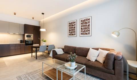 PRENÁJOM luxusný 2 izbový byt, parkovanie, klimatizácia Nitra-centrum