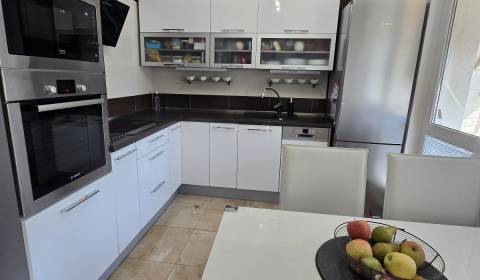 Predaj,trojizbový byt  s balkónom, SNP, Holíč