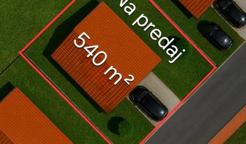 Na predaj pozemok v krásnej novej štvrti v Šali-Veči