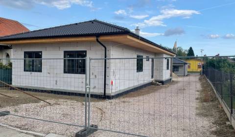 Ponúkame na predaj štvorizbový rodinný dom v obci Radava.