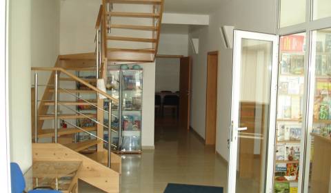 Na Prenájom obchodné priestory - v Ružinove-Komárnická ul.