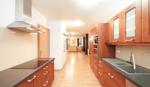 Moderný 4‑izb. bungalov s veľkorysou záhradou a garážou v Kvetoslavov