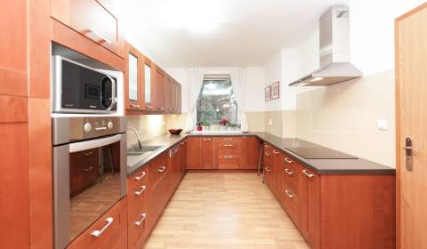 ViNi real / TOP PONUKA! Moderný 4-izb. bungalov s garážou, KVETOSLAVOV