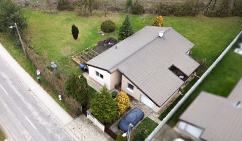 Moderný 4‑izb. bungalov s veľkorysou záhradou a garážou v Kvetoslavov