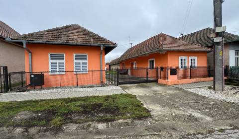 NA PREDAJ Rodinný dom s viacerými stavbami obec Čechynce