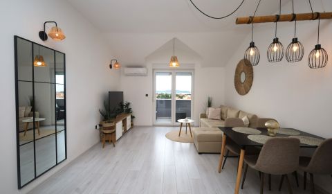 Vodice – novo zrekonštruovaný dvojspálňový apartmán s výhľadom na more