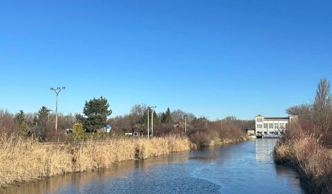 PREDAJ : ZÁHRADA S MUROVANOU CHATKOU, KOMÁRNO