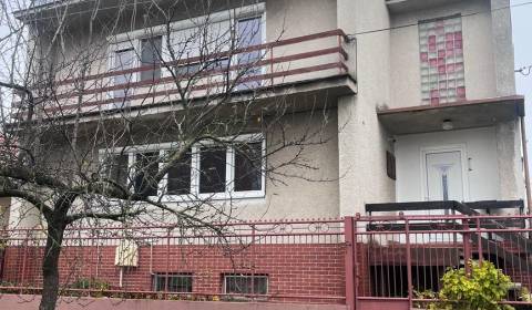 PRIESTRANNÝ 7-IZBOVÝ RODINNÝ DOM S VEĽKÝM POZEMKOM V DLHEJ NAD VÁHOM 