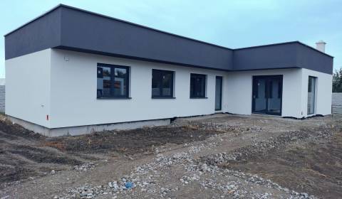 Novostavba 4-izbového rodinného domu v tichej lokalite v obci Žihárec