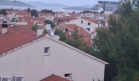 Vodice - útulný zariadený apartmán, veľký sklad a parkovanie