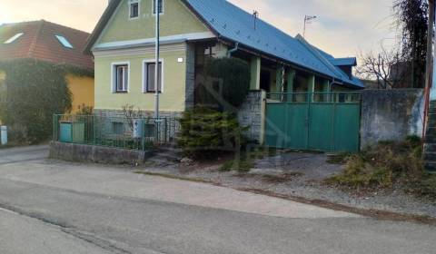 Zachovalý rodinný dom v obci Adamovské Kochanovce na predaj