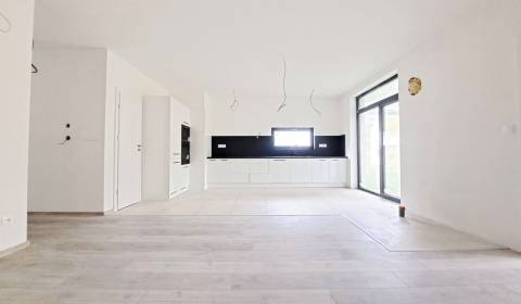 Priestranné novostavby 4-izbových rodinných domov v meste Šaľa