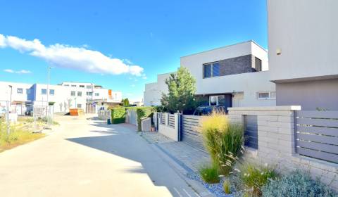 HROZNOVÁ, 4-i RD, 161 m2 – novostavba, krb, klíma, krásna záhrada