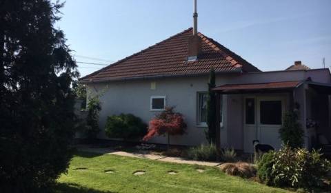 Dom s garážou na peknom rovinatom pozemku.