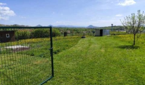 NA PREDAJ PEKNÝ OPLOTENÝ POZEMOK 719m2, SABINOV 