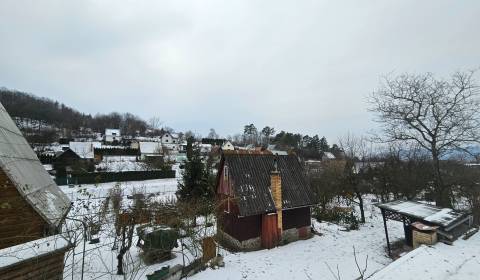 NA PREDAJ - ÚTULNÁ DREVENÁ CHATKA V DUBNICI NAD VÁHOM
