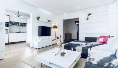 PREDAJ charizmatický  3-IZBOVÝ byt so zariadením -Ševčenkova 