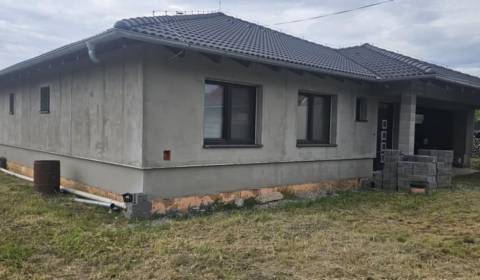 Predaj 4-izbového rodinného domu s veľkou záhradou v Semerove