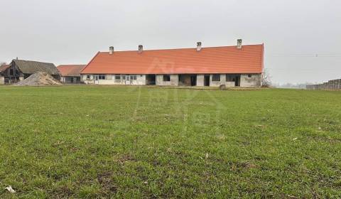 Rozľahlá vidiecka usadlosť – 4,54 ha pozemku iba 12 km od Komárna