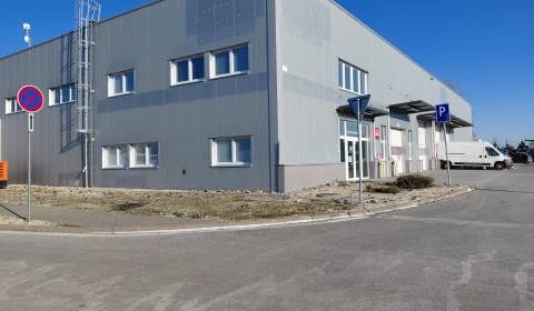 938 m2 :  Skladovo 670 m2 - kancel. priestory 268 m2 pri letisku