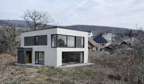 Nováčany - stavebný pozemok pre výstavbu RD. 582 m2. Centrum obce