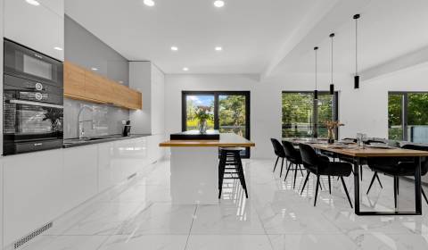 Na predaj nádherný 4 izbový luxusný byt,176 m2 + terasy 55 m2,2 garáž.