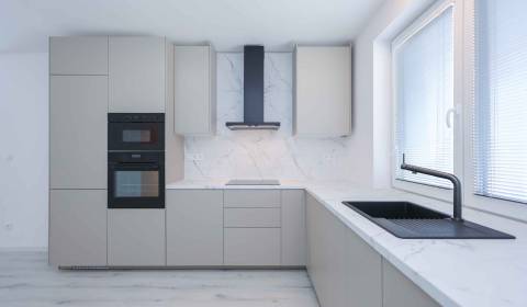 Predaj moderný 4 izbový dom s garážou, blízko Bratislavy, Tomášov.