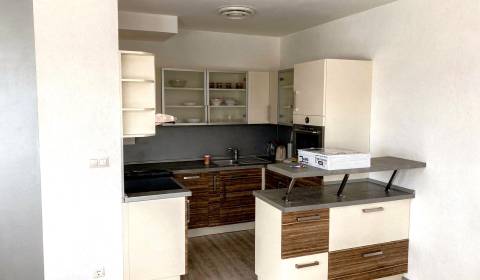 Prenájom, centrum Banskej Bystrice s parkingom