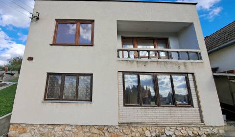 Stavba 122 m2 a drevená chata, pozemok 2.600 m2, Levice (SM-868)