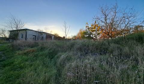 Stavebný pozemok 815 m2 s budovou, Levice, Kalinčiakovo (SM-869)