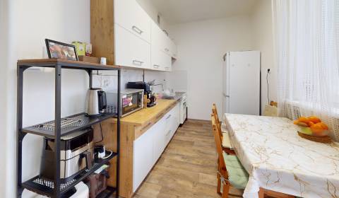 Priestranný 3 izbový byt s dvomi balkónmi, BA III. Kramáre, Stromová