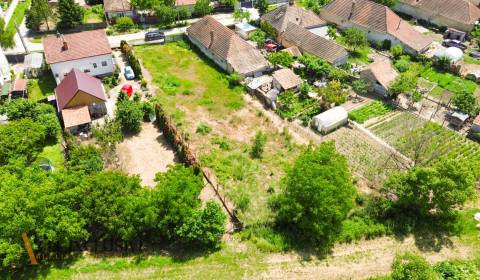 NA PREDAJ STAVEBNÝ POZEMOK (930M2), KOMOČA