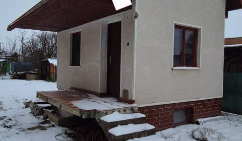 Na predaj poschodová CHATA na ZÚGOVE v Nových Zámkoch s pozemkom 493m2