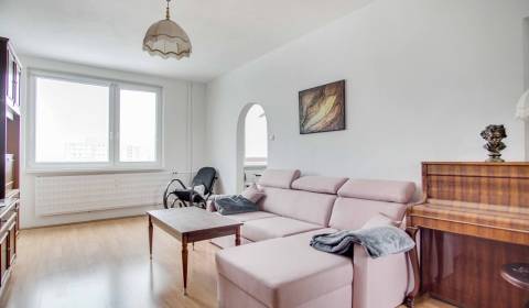 Na prenájom 3-izbový byt s balkónom na ul. Nábrežná, Nové Zámky – 73,7