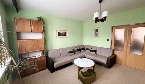 Predaj : 4i-bytu s lodžiou a pivnicou v Petržalke s dobrou dispozíciou