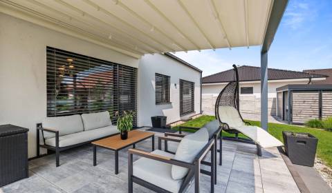 PREDAJ - novostavba 2022, zariadený rodinný dom, pozemok 877 m², Láb