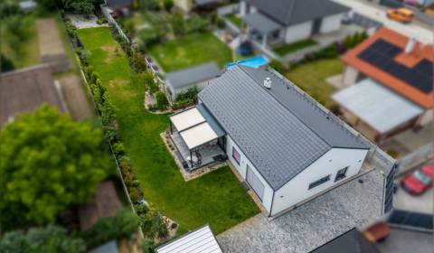 PREDAJ - novostavba 2022, zariadený rodinný dom, pozemok 877 m², Láb