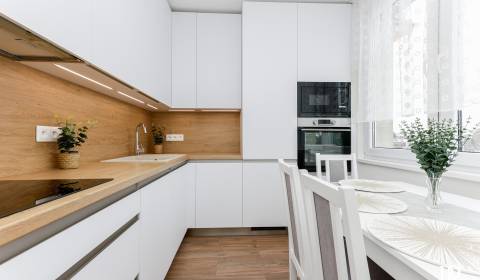 NOVOZREKONŠTRUOVANÝ 2.5 izbový byt s balkónom, 60m2,Hurbanova,Piešťany