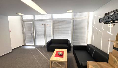 Prenájom obchodno-kancelárskeho priestrou v Ružinove, 65 m2