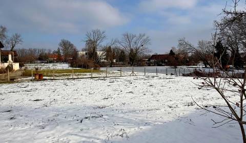 VEĽKÝ STAVEBNÝ POZEMOK PRI JAZERE A RIEKE – MARTOVCE