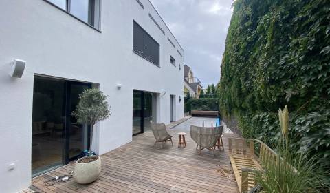 Luxusná 7 izbová Vila na predaj Palisády, bazén, sauna, terasa, výhľad