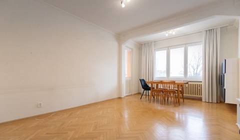 REZERVOVANÉ Zariadený 4i byt s 2 loggiami v Novom Meste