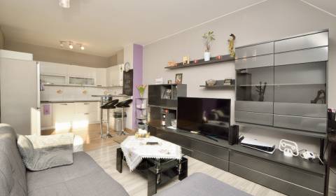 Predaj priestranný 2i byt s krytým parkovacím miestom, Rajka