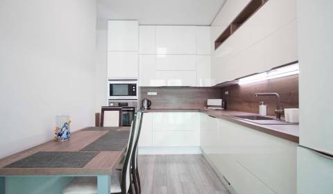 Veľký 3-izbový byt s balkónom v novostavbe, Nové Zámky – 87m2