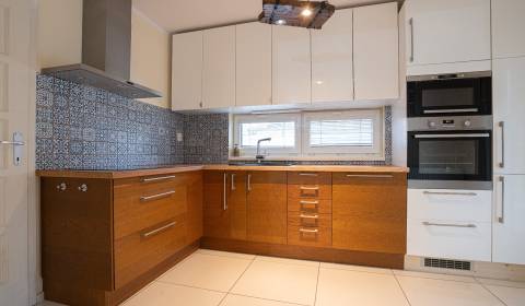 Komfortné bývanie v D. Lužnej – zrekonštruovaný RD s veľkým pozemkom