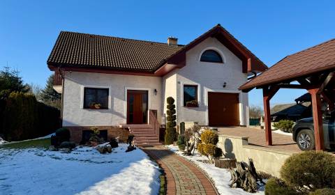 Rodinný dom s krbom, garážou a krásnym pozemkom – Tvrdomestice 